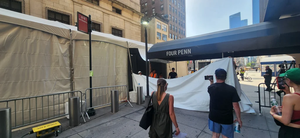 Image of traffic and crowds surrounding Madison Square Garden, with streets blocked by vehicles and pedestrians for Taylor Swift and Travis Kelce's wedding.